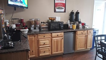 Holiday Lodge Yakima,Near Capitol Theater,2 star