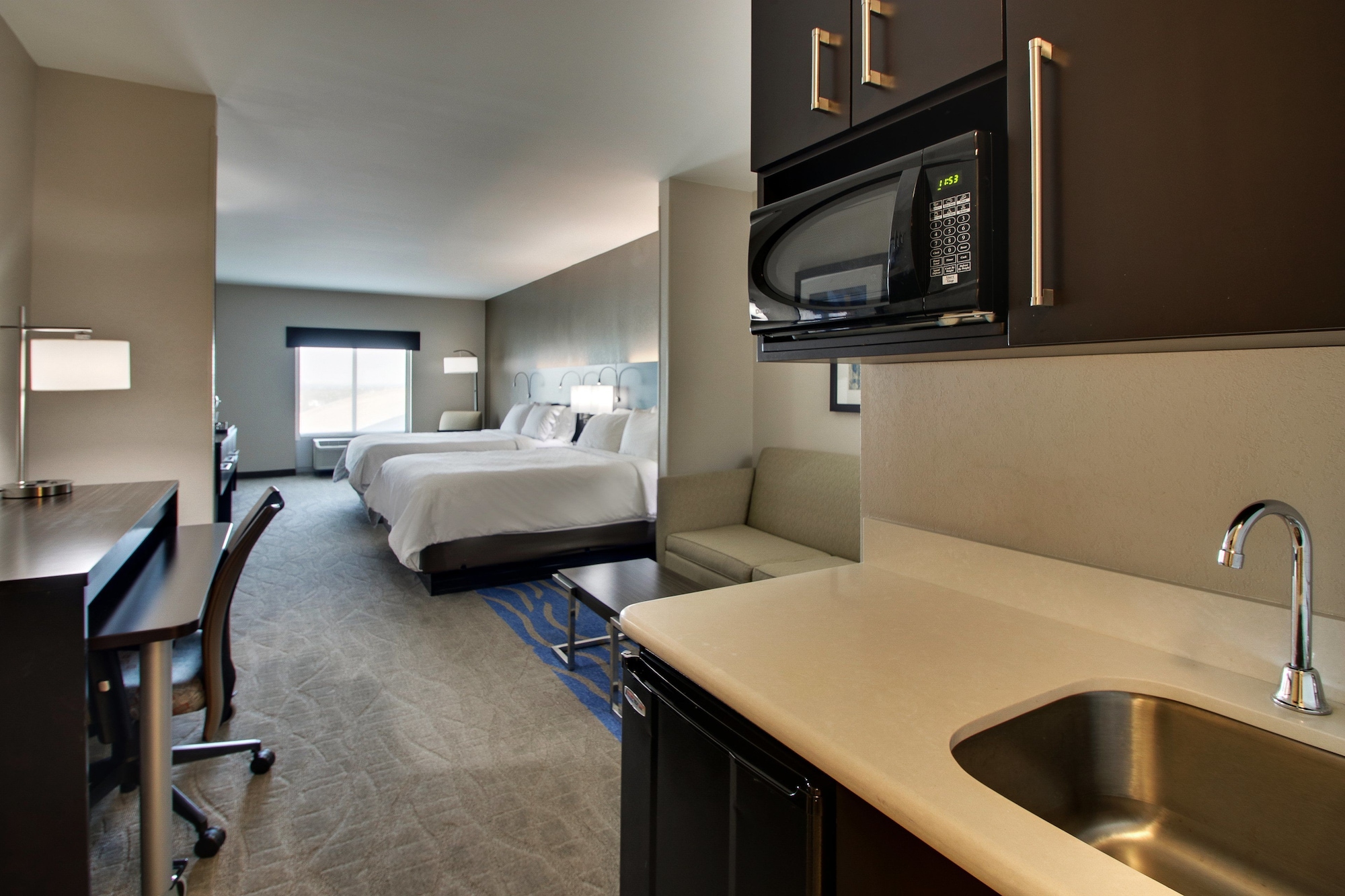 holiday inn express and suites lancaster east stra