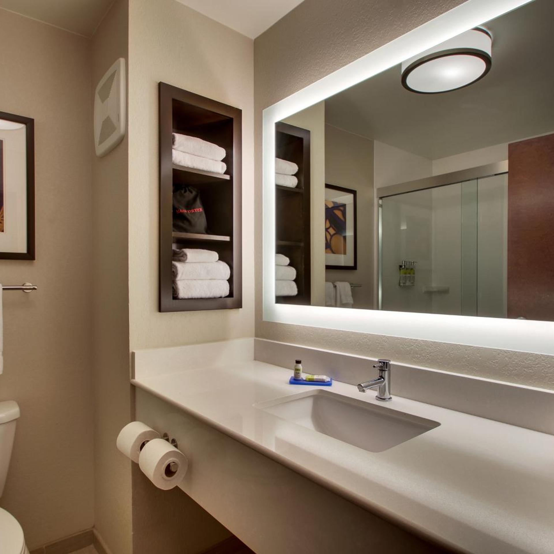 holiday inn express and suites lancaster east stra