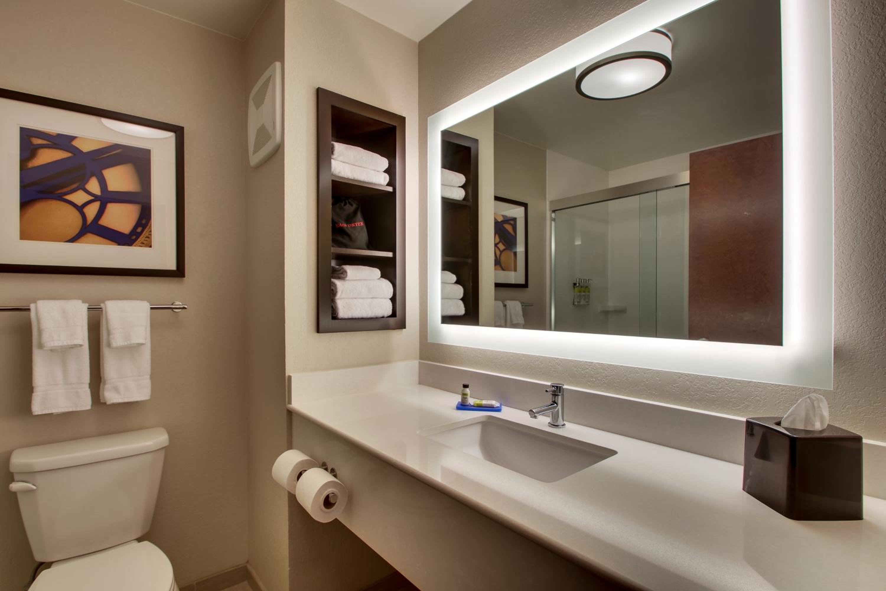 holiday inn express and suites lancaster east stra