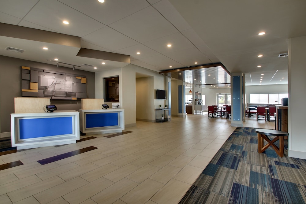 holiday inn express and suites lancaster east stra
