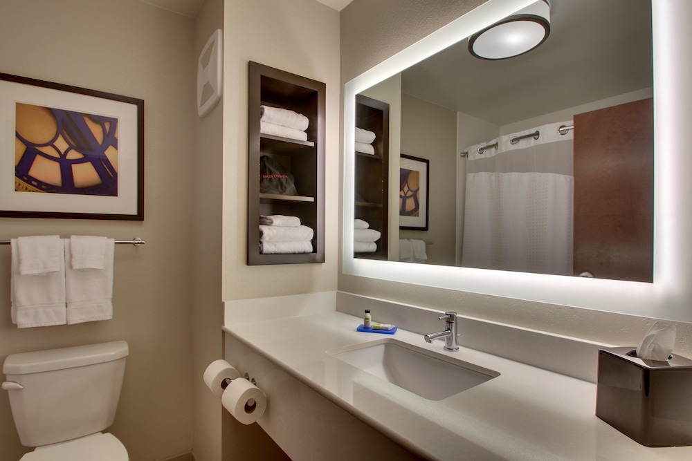 holiday inn express and suites lancaster east stra