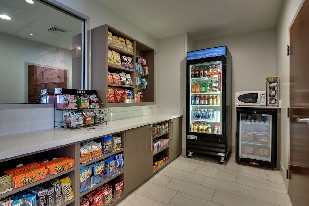 holiday inn express and suites lancaster east stra