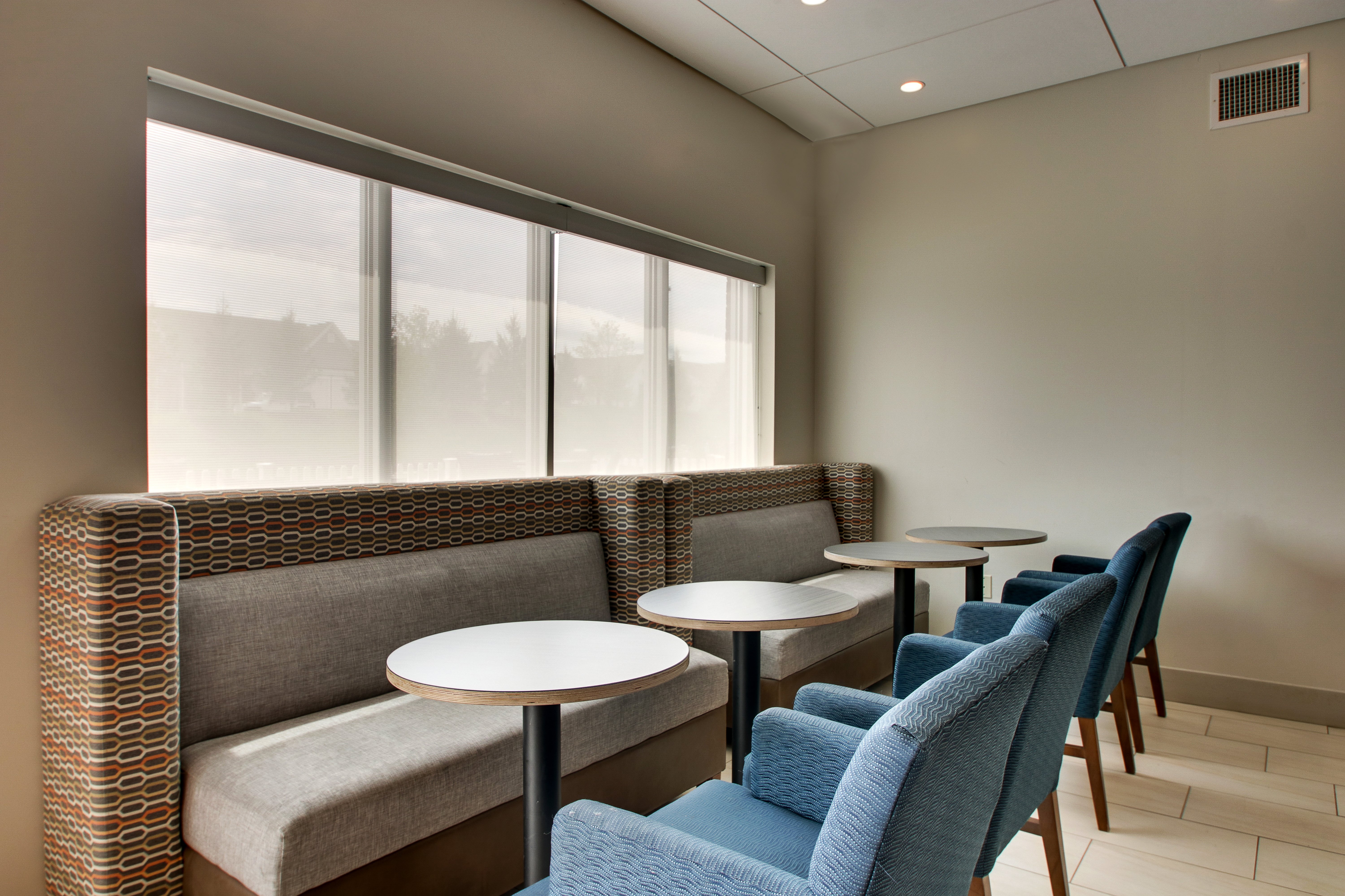 holiday inn express and suites lancaster east stra