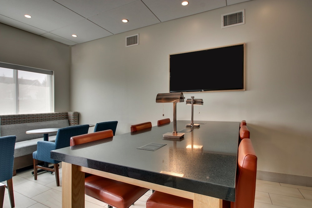 holiday inn express and suites lancaster east stra