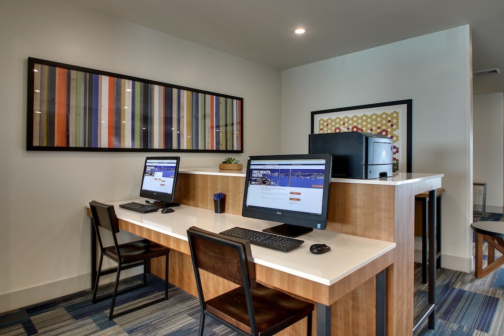holiday inn express and suites lancaster east stra