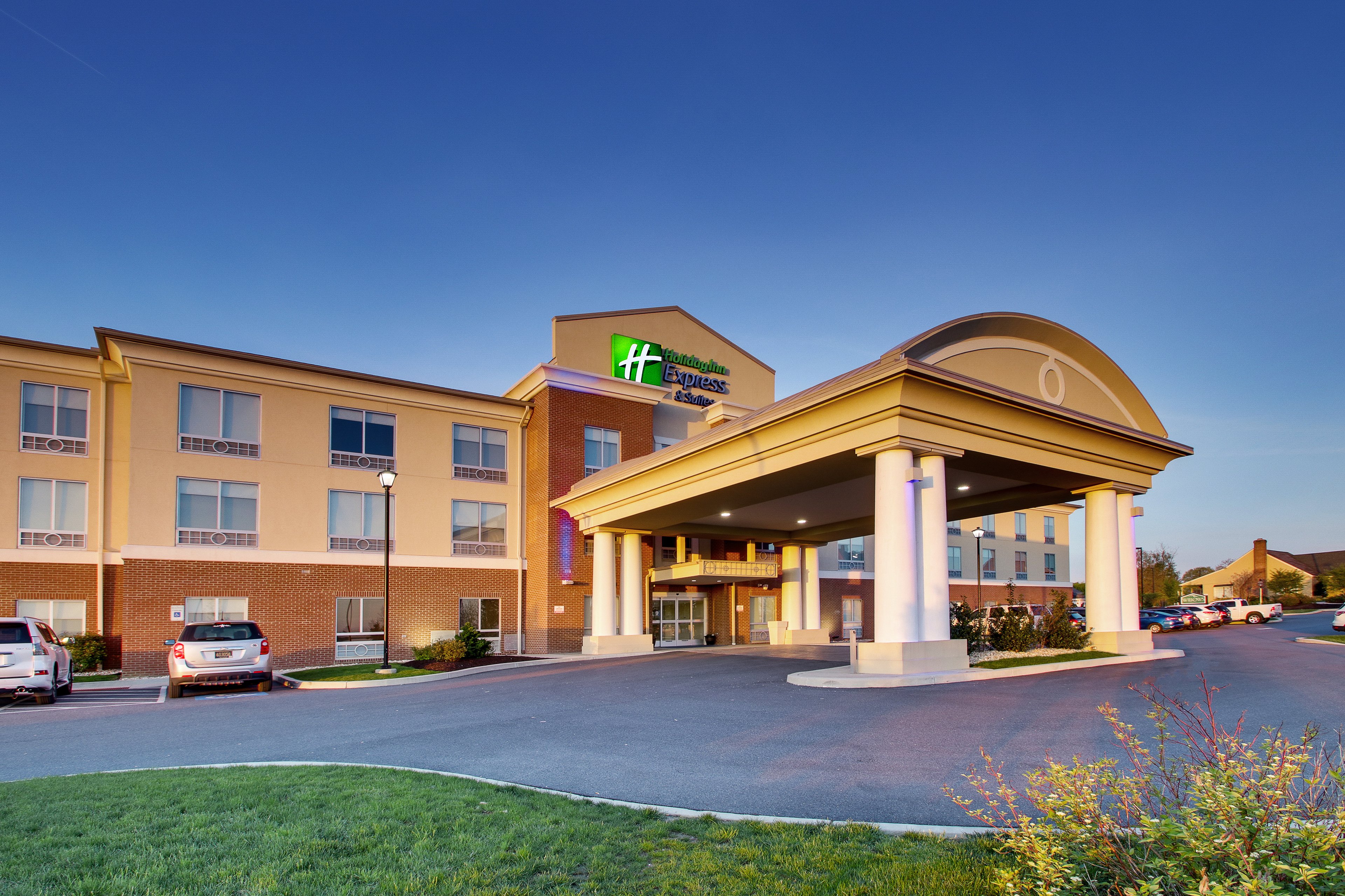 holiday inn express and suites lancaster east stra