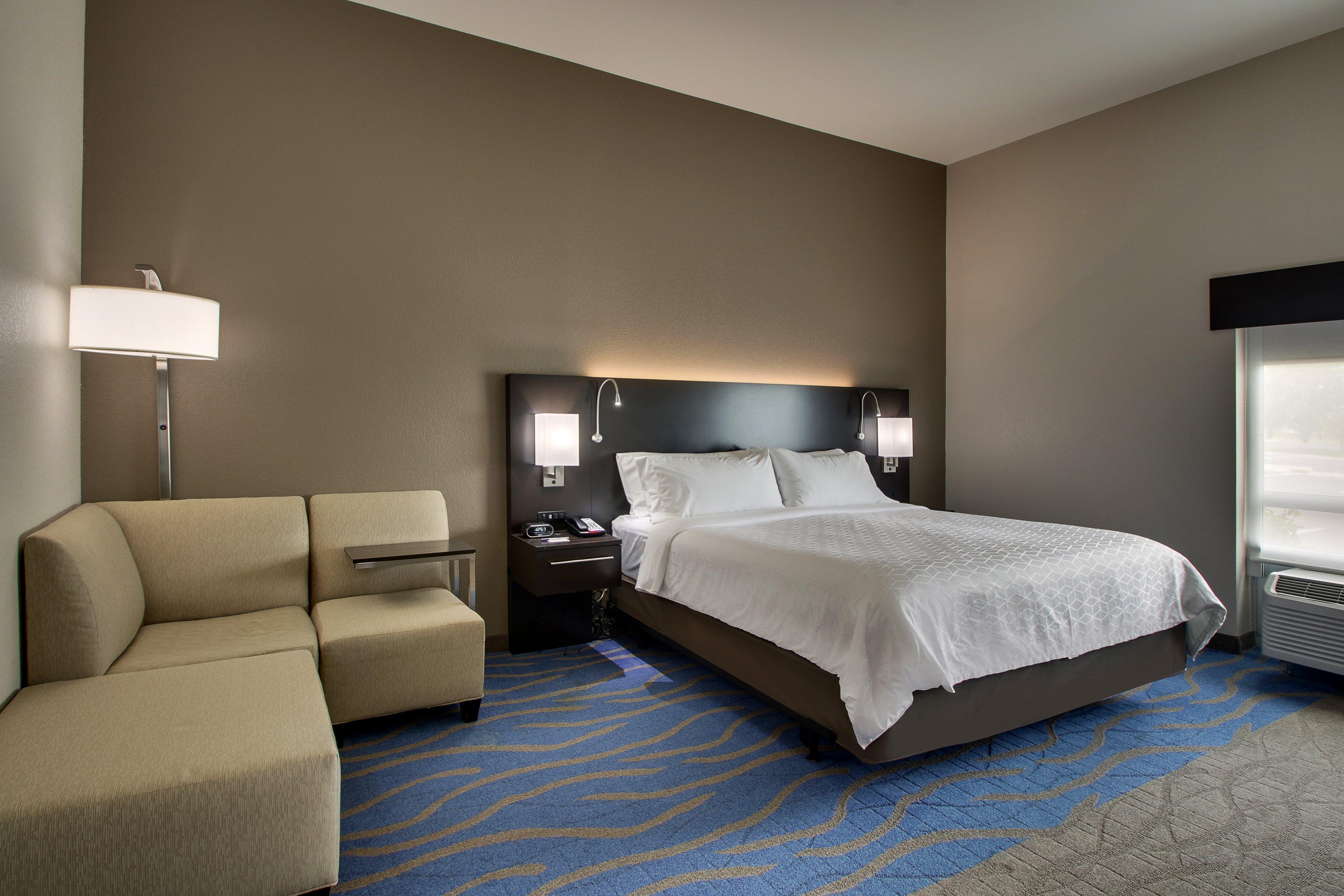holiday inn express and suites lancaster east stra