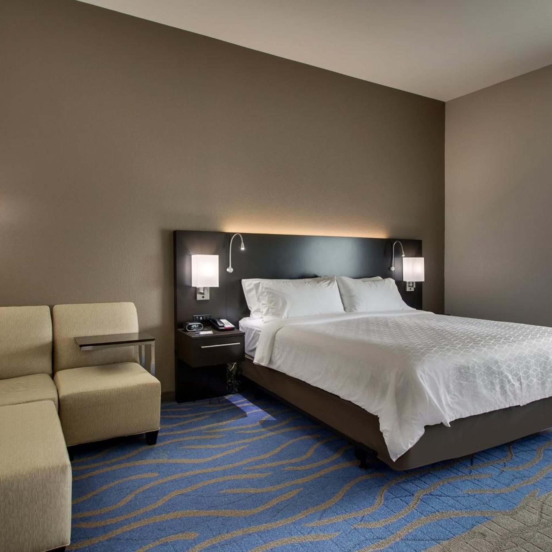 holiday inn express and suites lancaster east stra