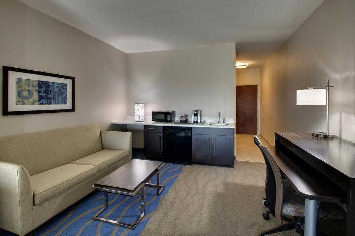 holiday inn express and suites lancaster east stra