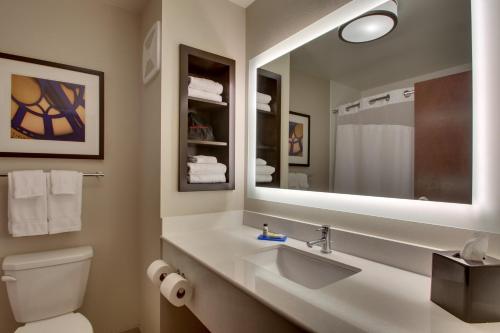 holiday inn express and suites lancaster east stra