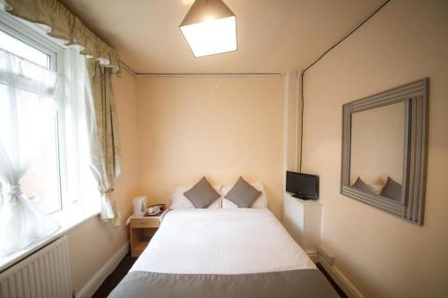 the hollingdales hotel