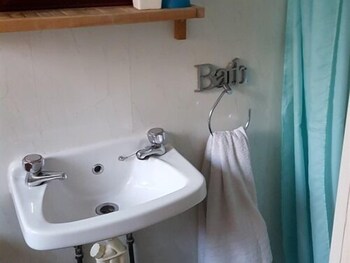 the hollingdales hotel