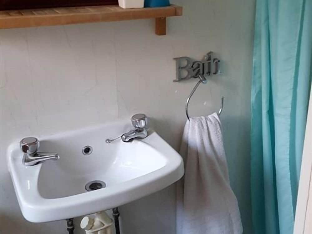 the hollingdales hotel