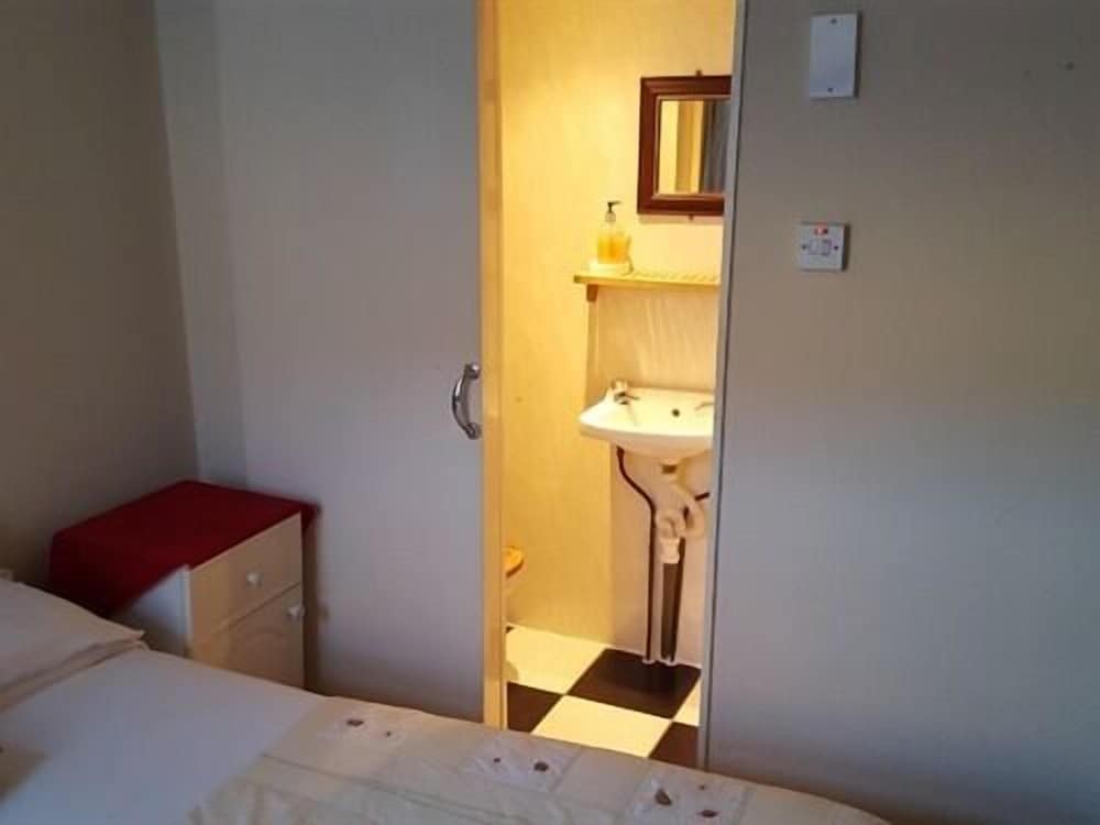 the hollingdales hotel