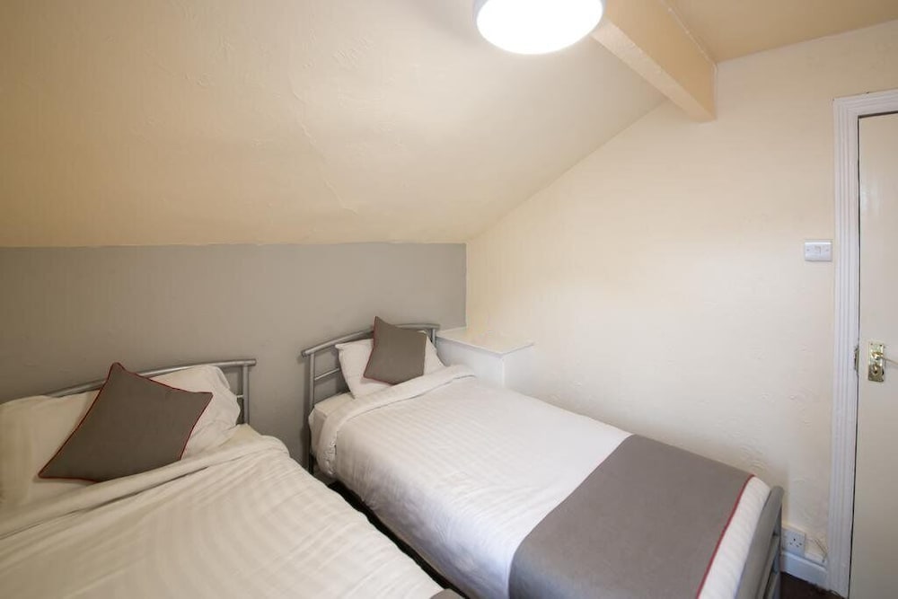 the hollingdales hotel