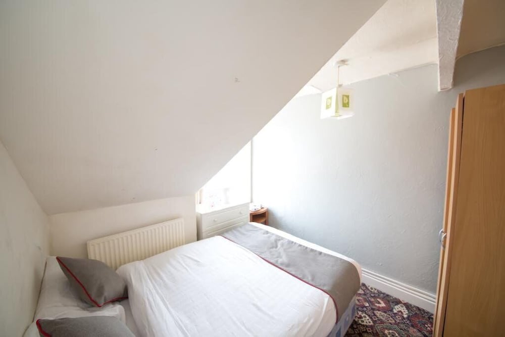 the hollingdales hotel