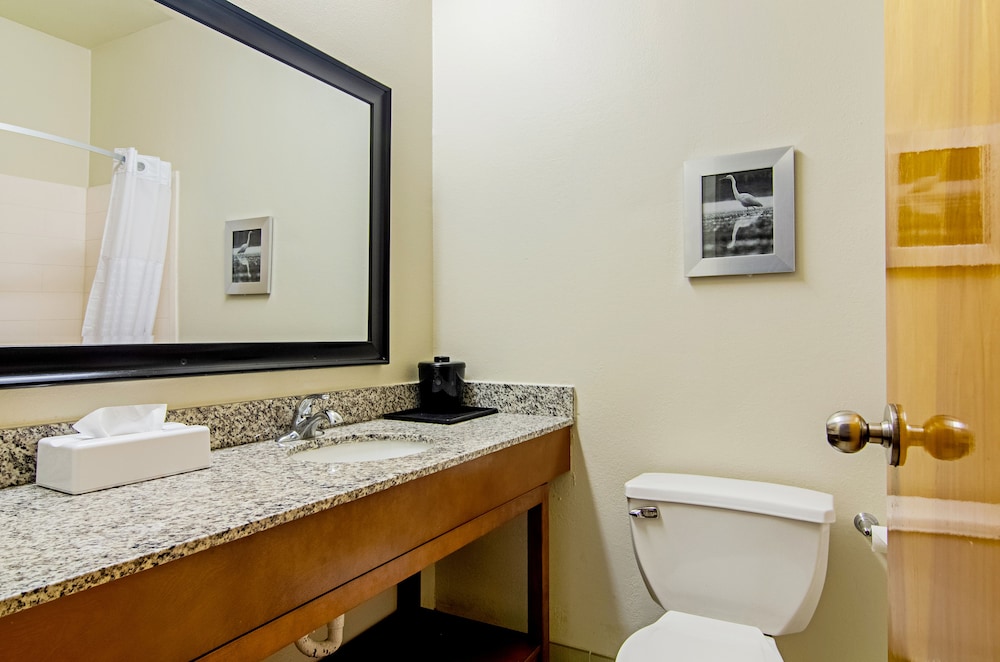 quality inn and suites near tanger outlet mall