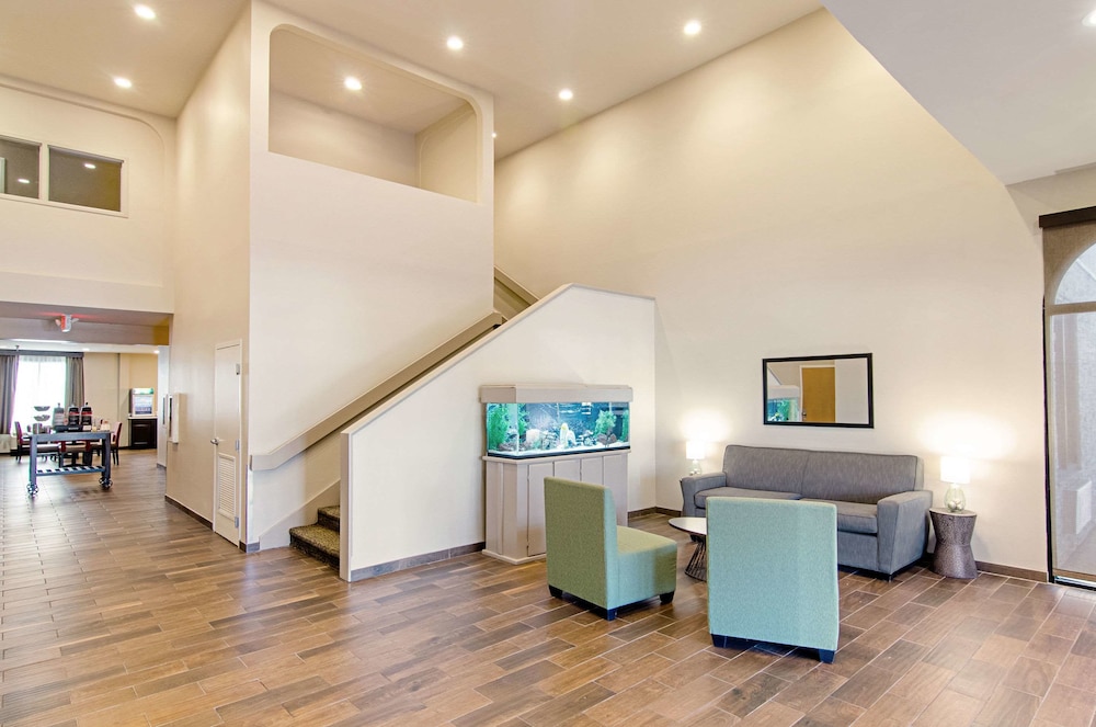 quality inn and suites near tanger outlet mall
