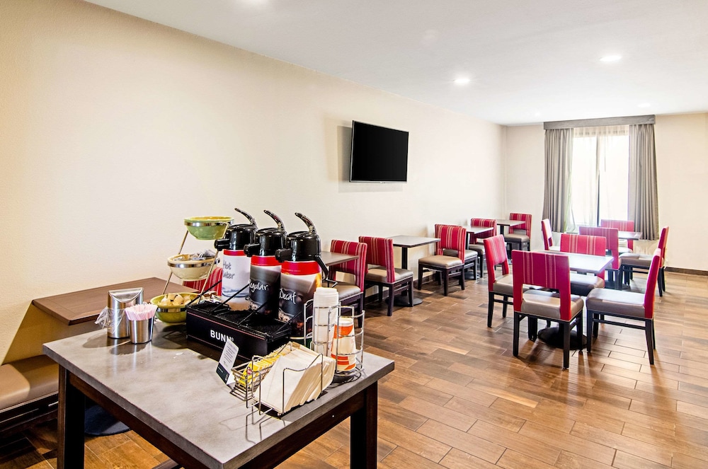 quality inn and suites near tanger outlet mall