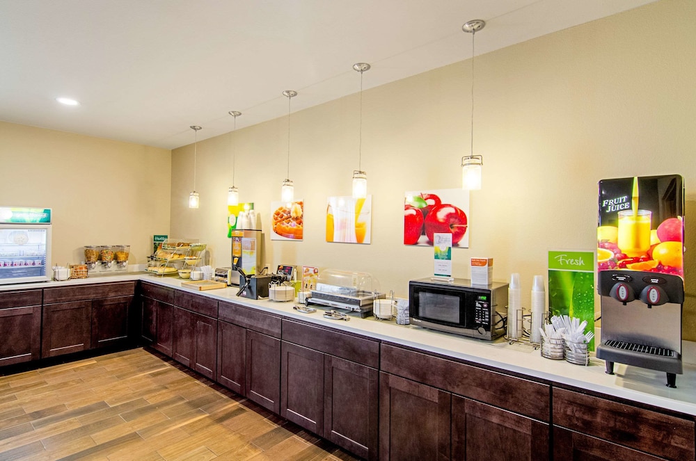 quality inn and suites near tanger outlet mall