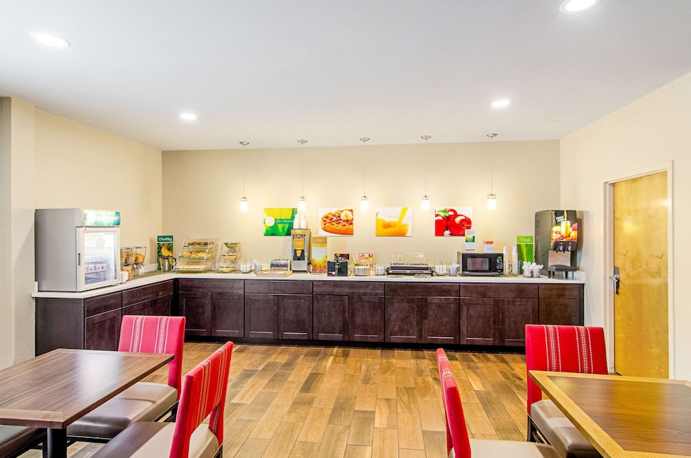quality inn and suites near tanger outlet mall