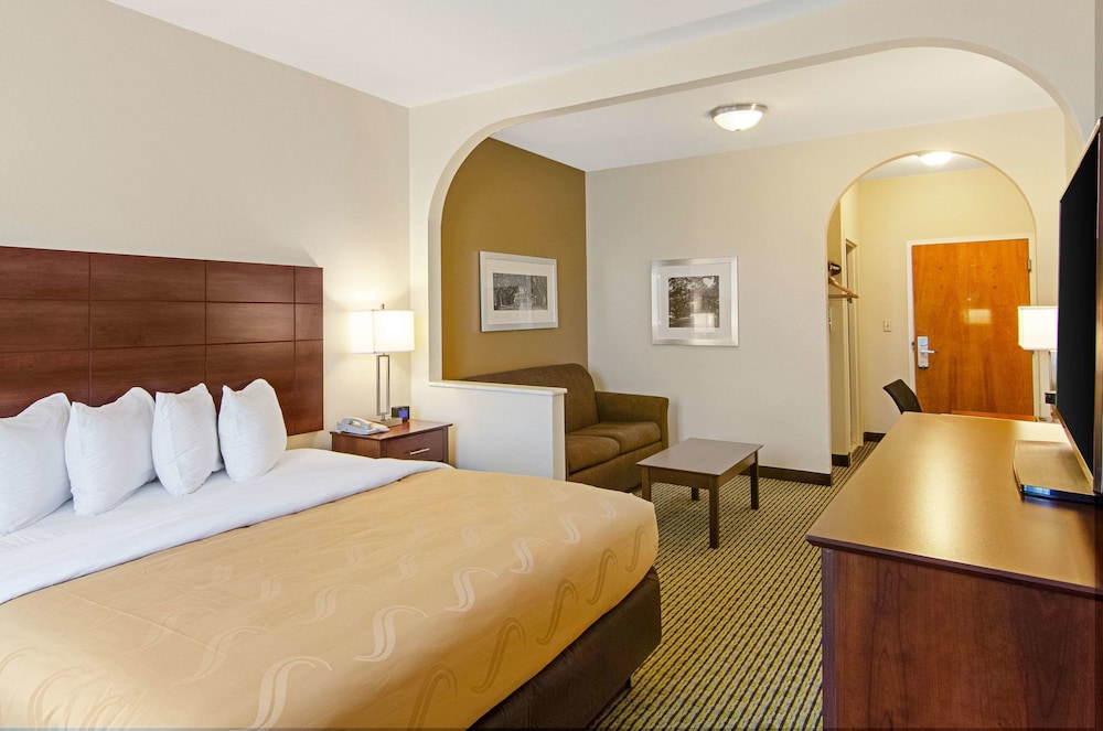 quality inn and suites near tanger outlet mall