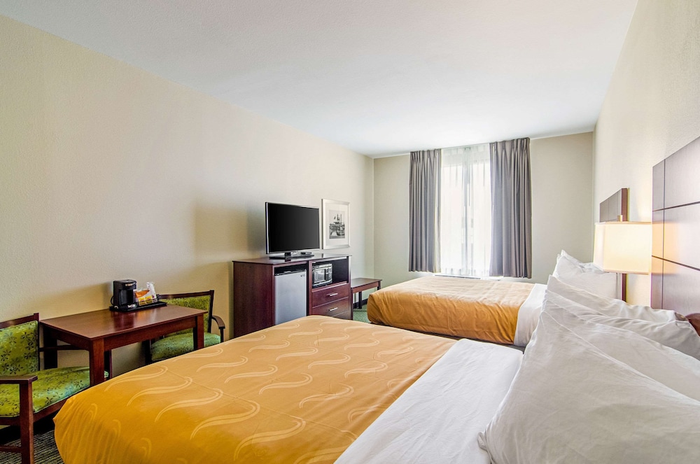 quality inn and suites near tanger outlet mall