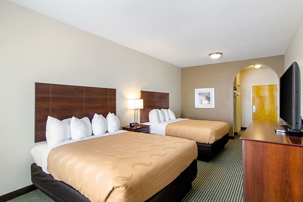 quality inn and suites near tanger outlet mall