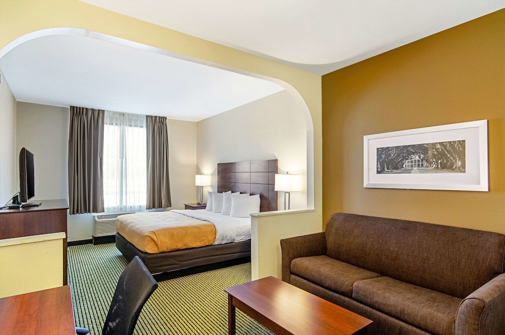 quality inn and suites near tanger outlet mall