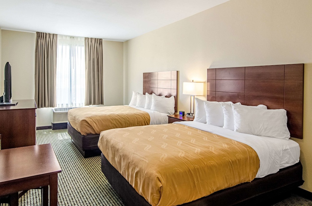 quality inn and suites near tanger outlet mall