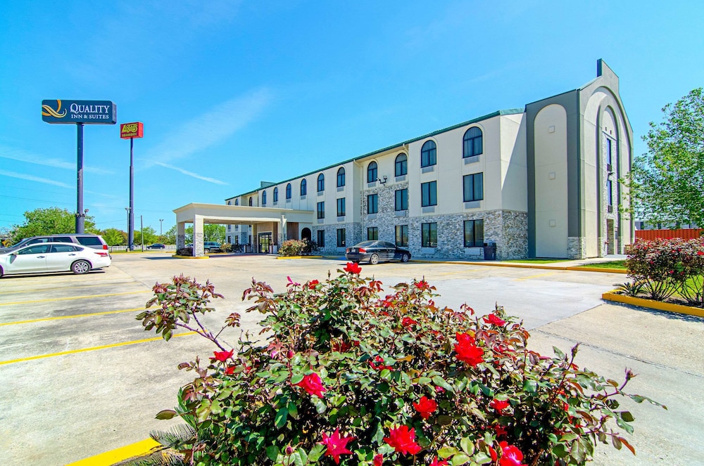 quality inn and suites near tanger outlet mall