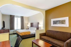 quality inn and suites near tanger outlet mall