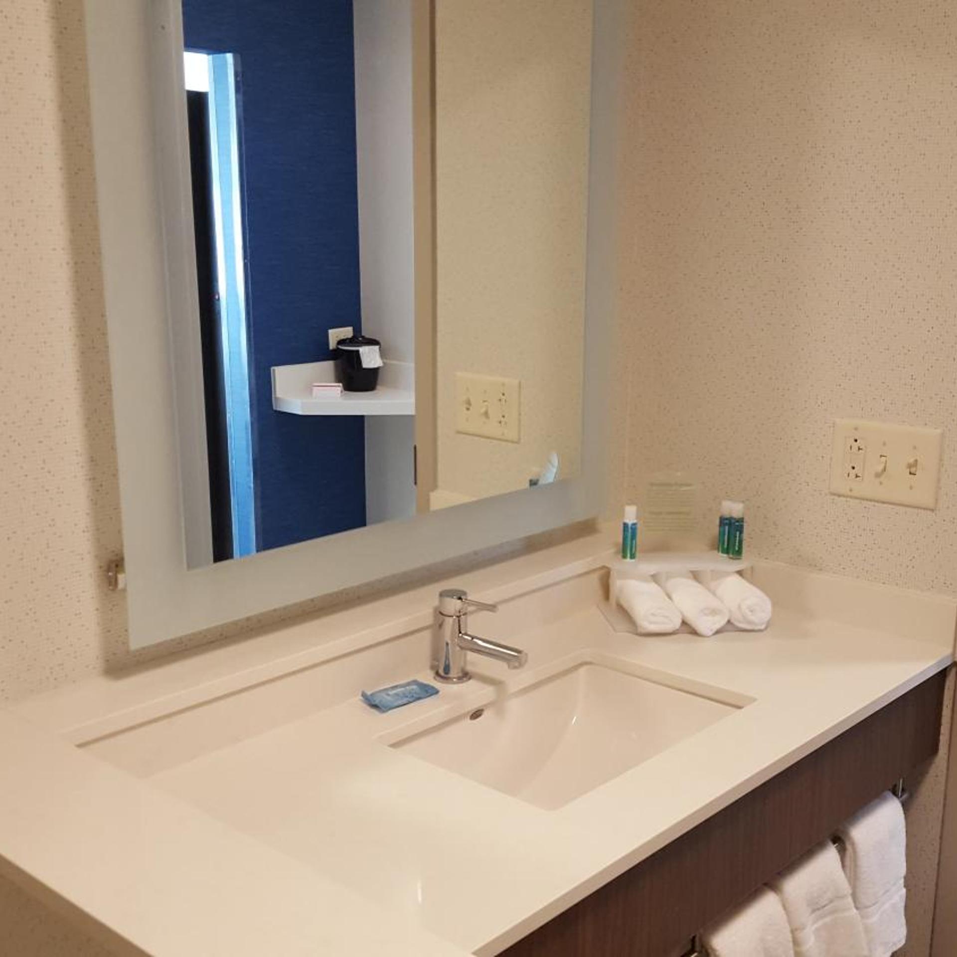 holiday inn express and suites oswego by ihg