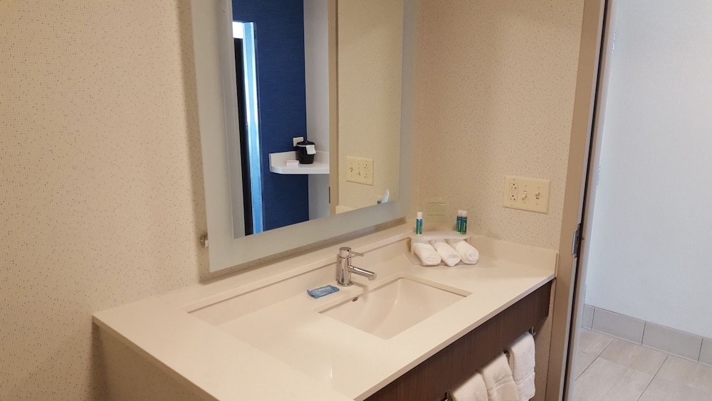 holiday inn express and suites oswego by ihg