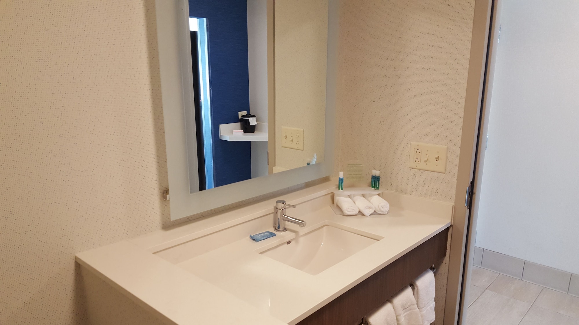 holiday inn express and suites oswego by ihg