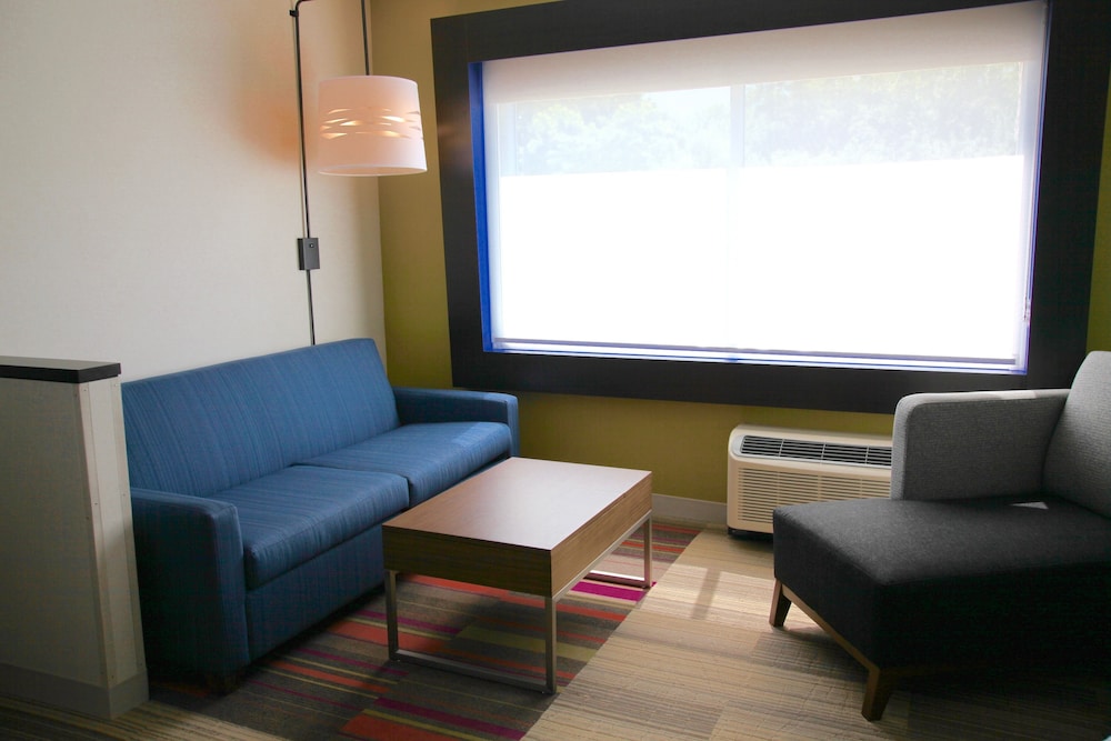 holiday inn express and suites oswego by ihg