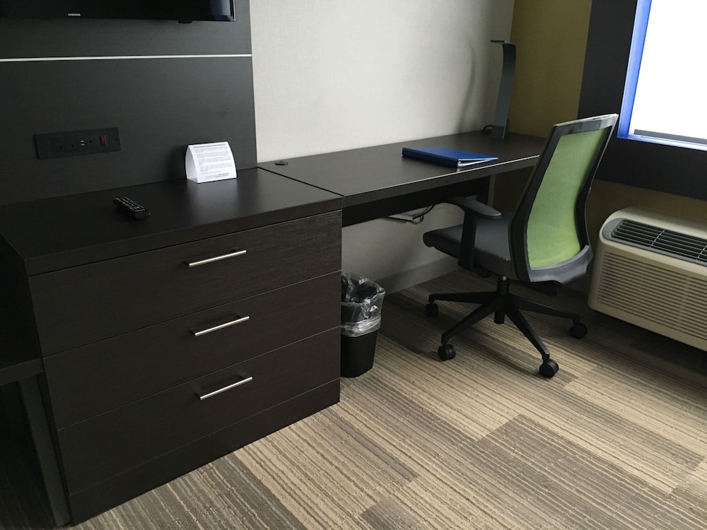 holiday inn express and suites oswego by ihg