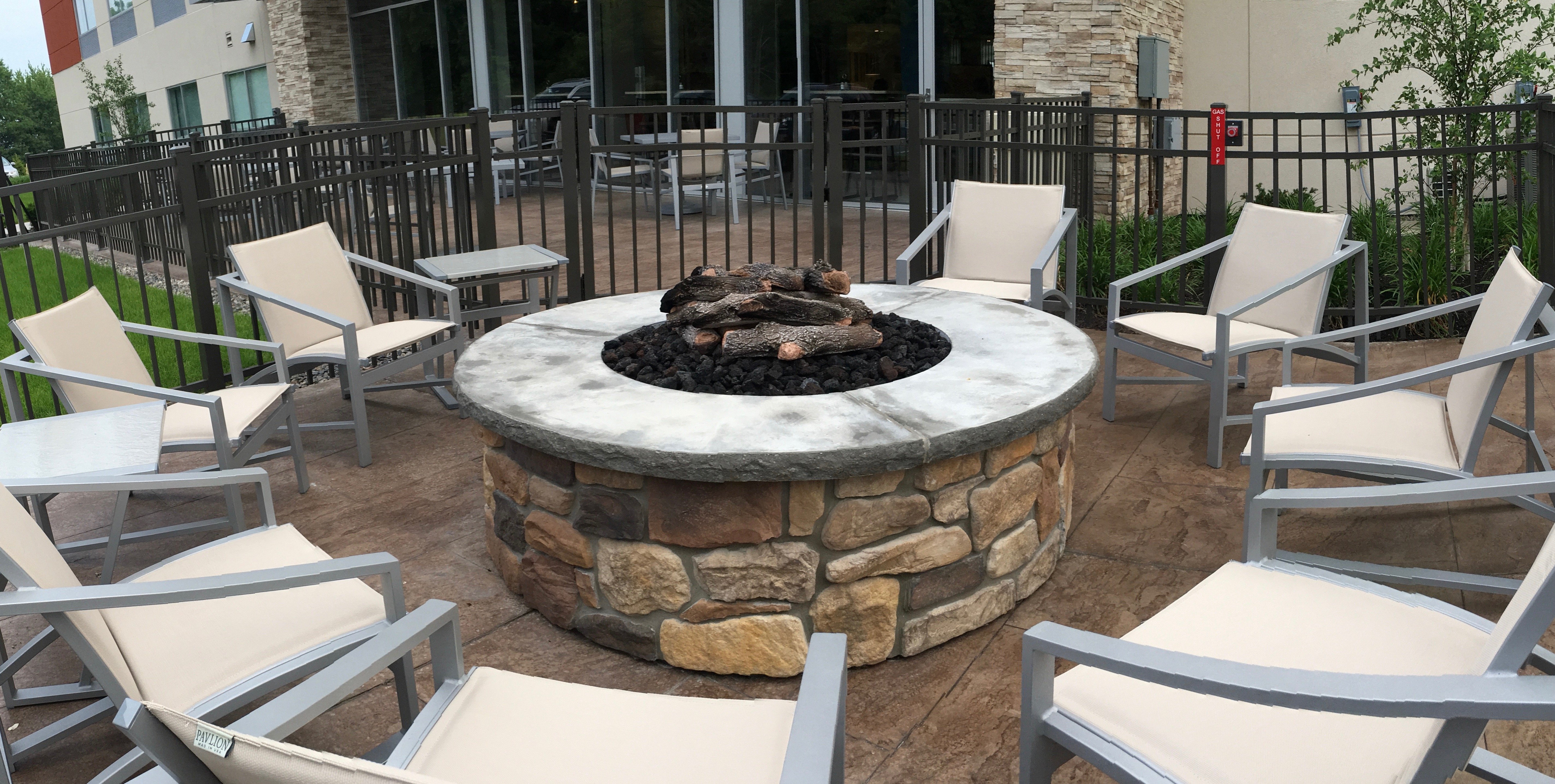 holiday inn express and suites oswego by ihg