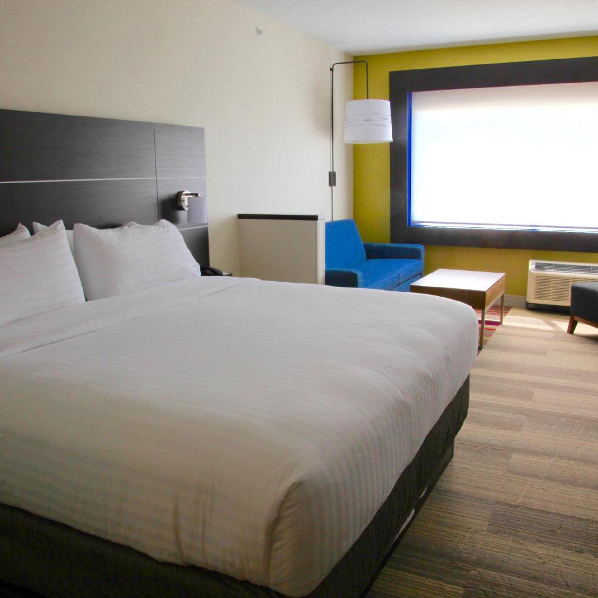 holiday inn express and suites oswego by ihg