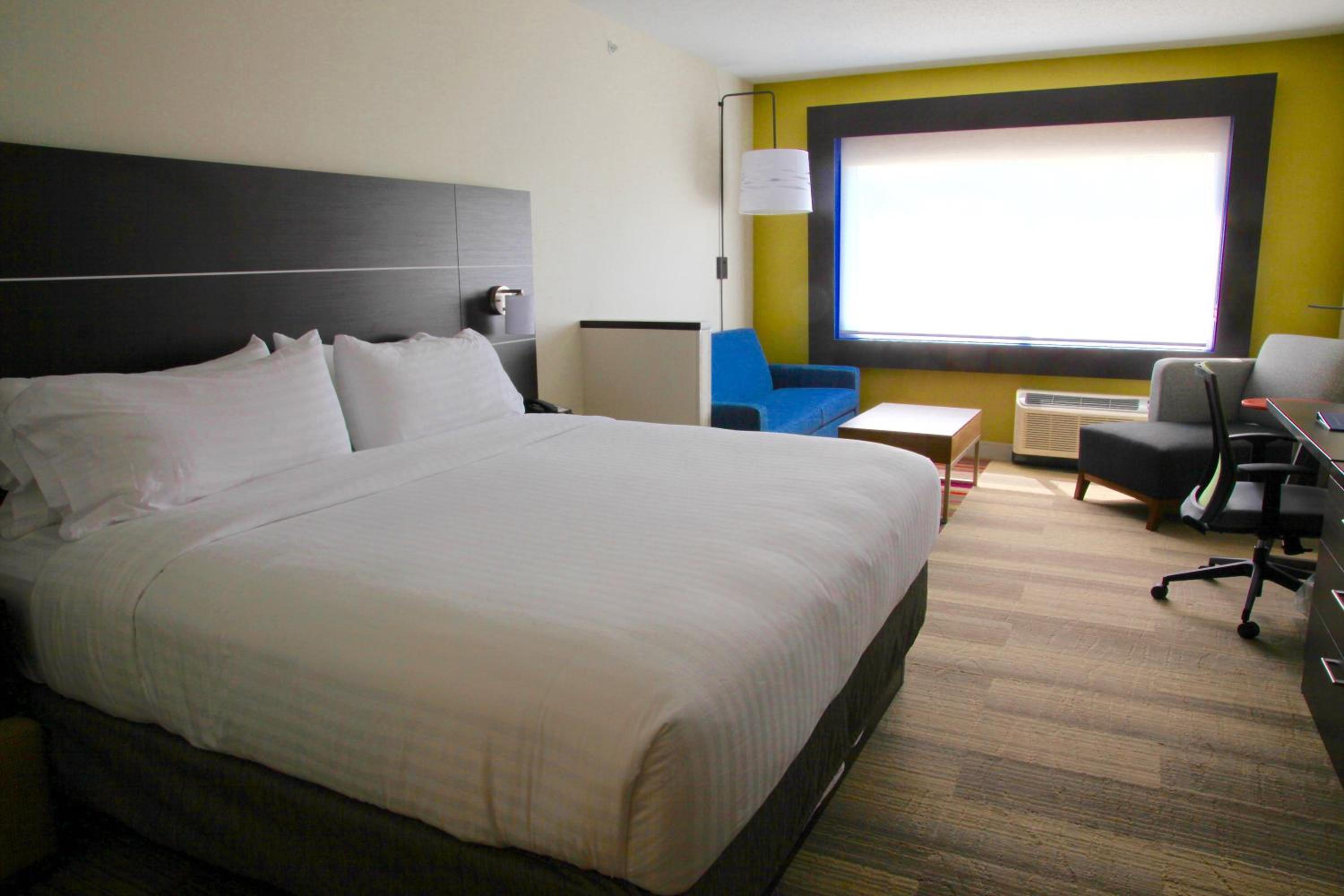 holiday inn express and suites oswego by ihg