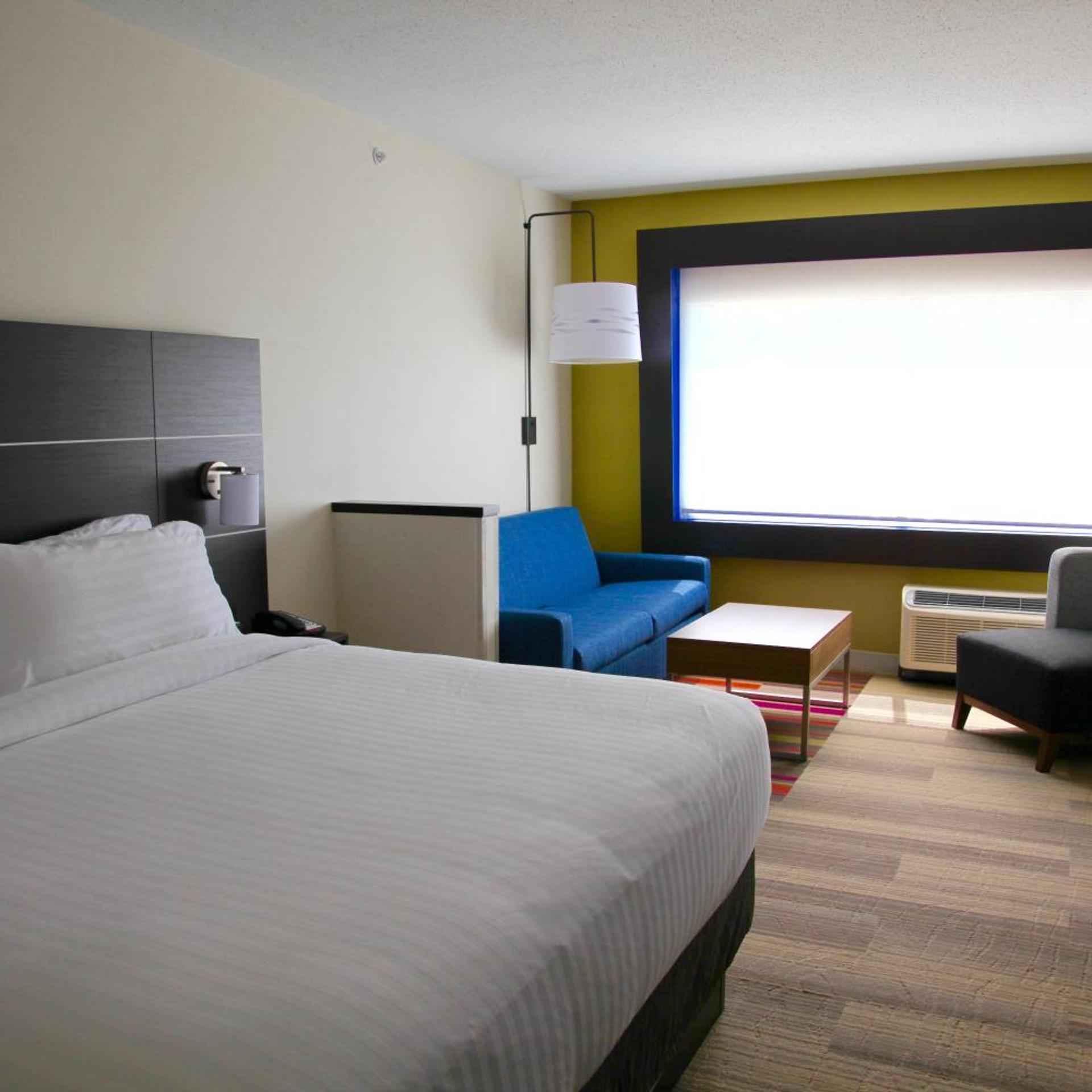 holiday inn express and suites oswego by ihg