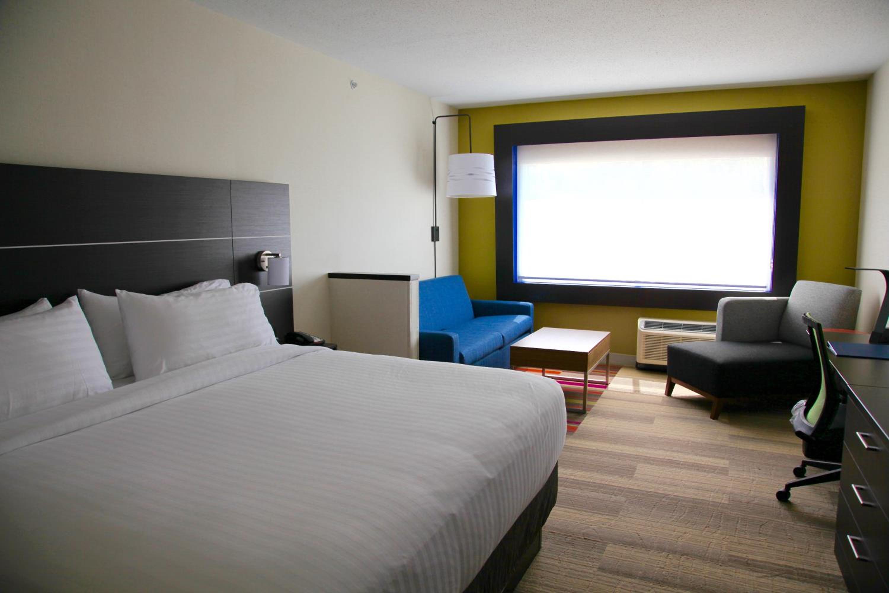 holiday inn express and suites oswego by ihg