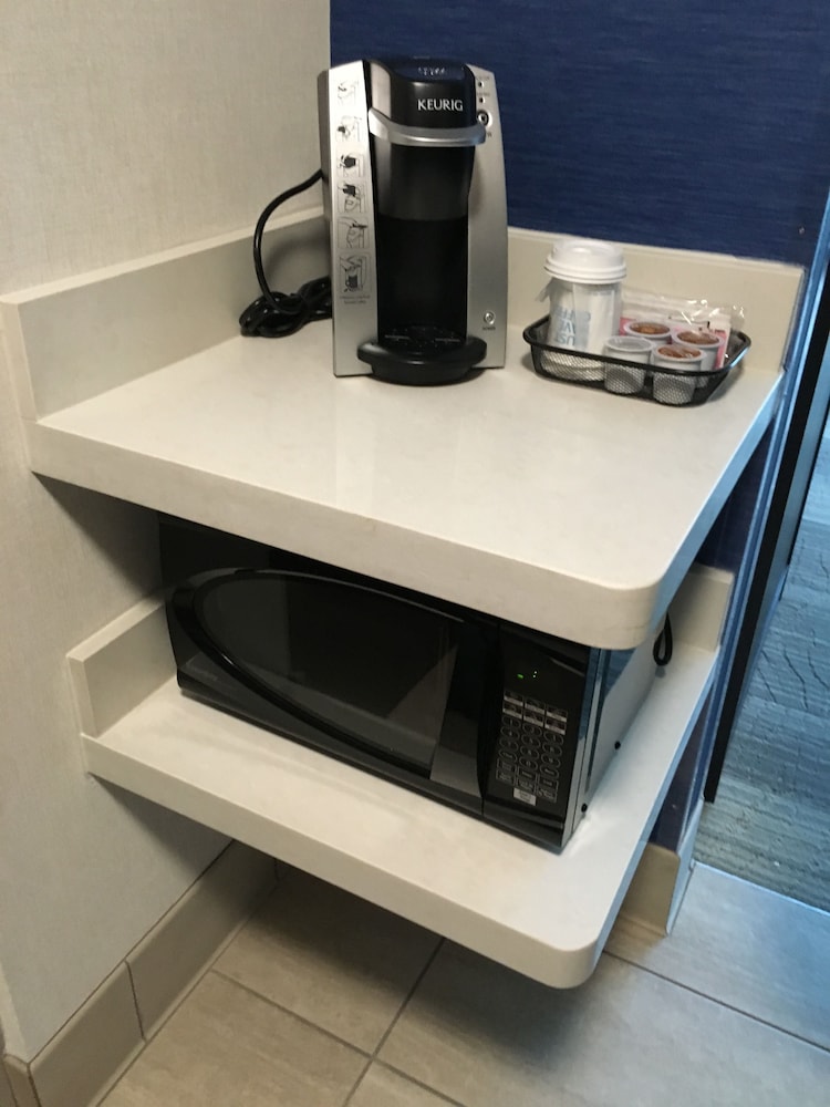 holiday inn express and suites oswego by ihg