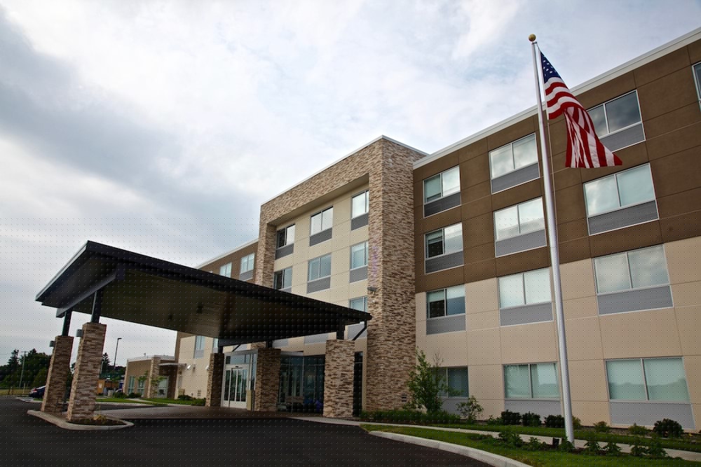 holiday inn express and suites oswego by ihg