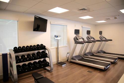 holiday inn express and suites oswego by ihg