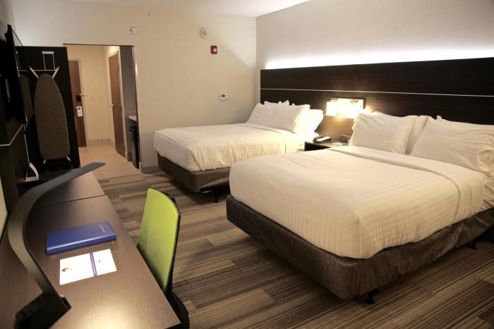 holiday inn express and suites oswego by ihg