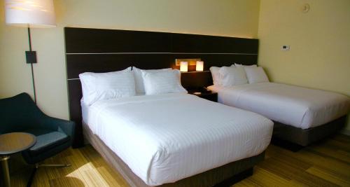 holiday inn express and suites oswego by ihg