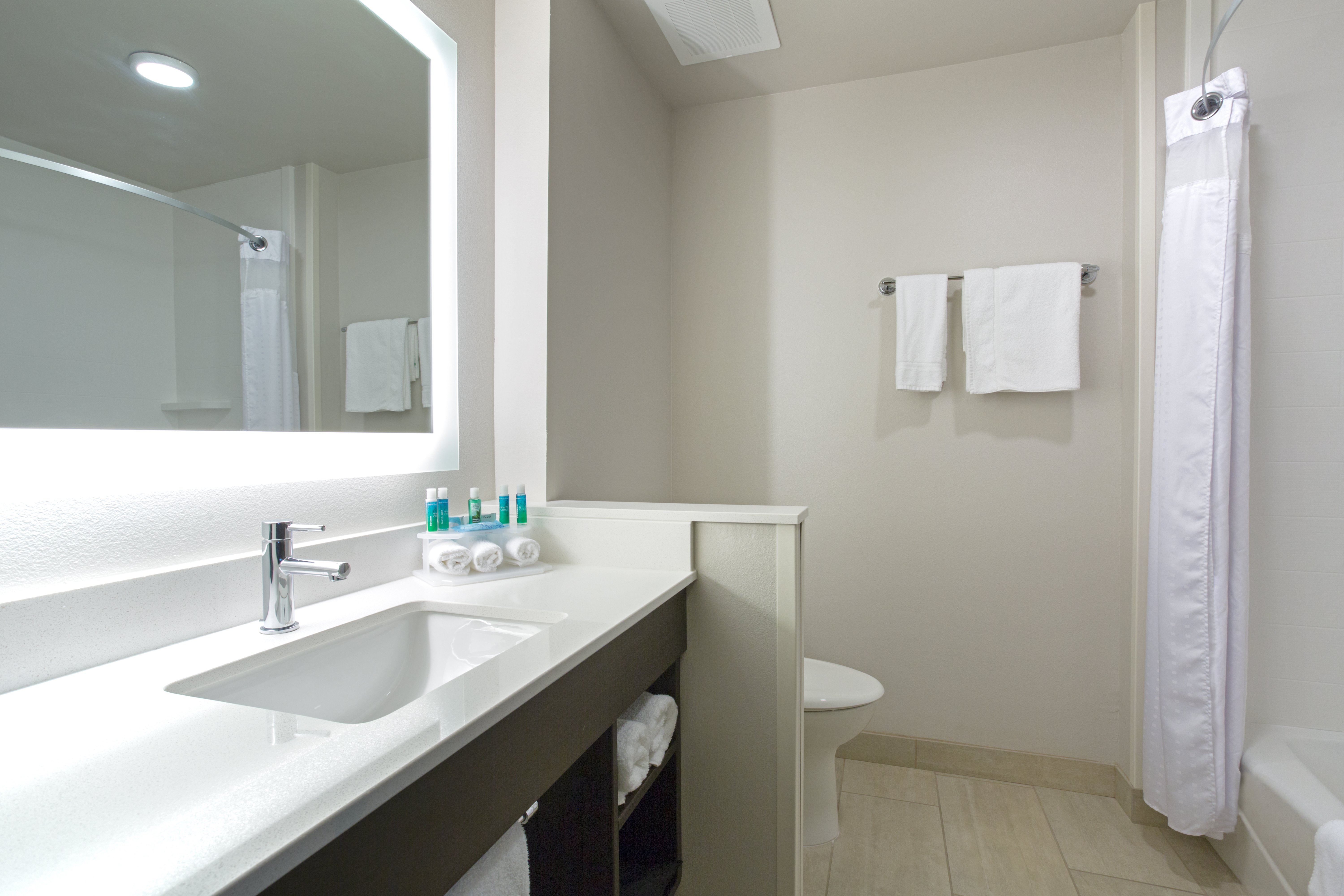 holiday inn express and suites lincoln i 80