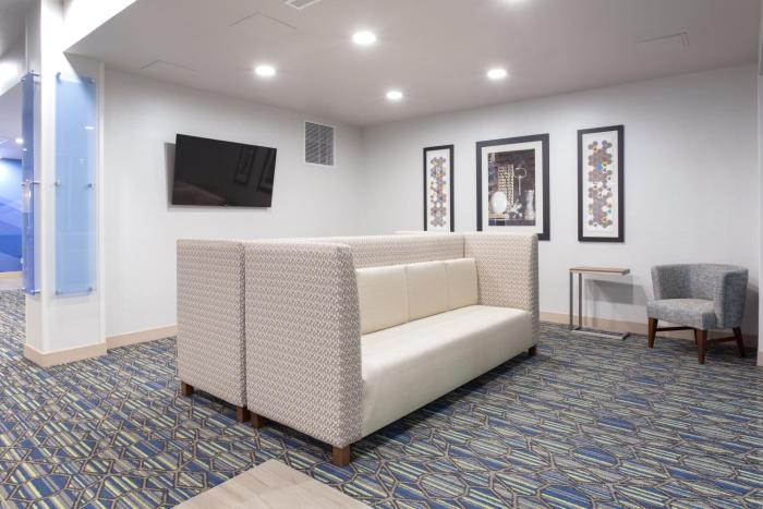 holiday inn express and suites lincoln i 80